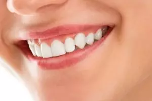 Trik memutihkan gigi kuning dan berkerak pakai 1 jenis buah tanpa campuran garam