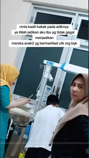 momen anak laki-laki melantunkan adzan saat adik lahir © 2024 TikTok