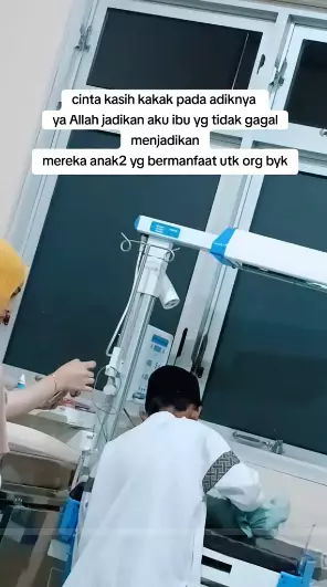 momen anak laki-laki melantunkan adzan saat adik lahir © 2024 TikTok