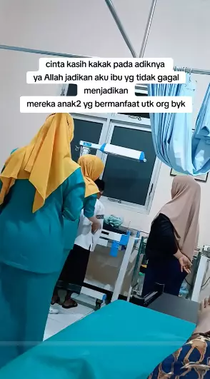 momen anak laki-laki melantunkan adzan saat adik lahir © 2024 TikTok