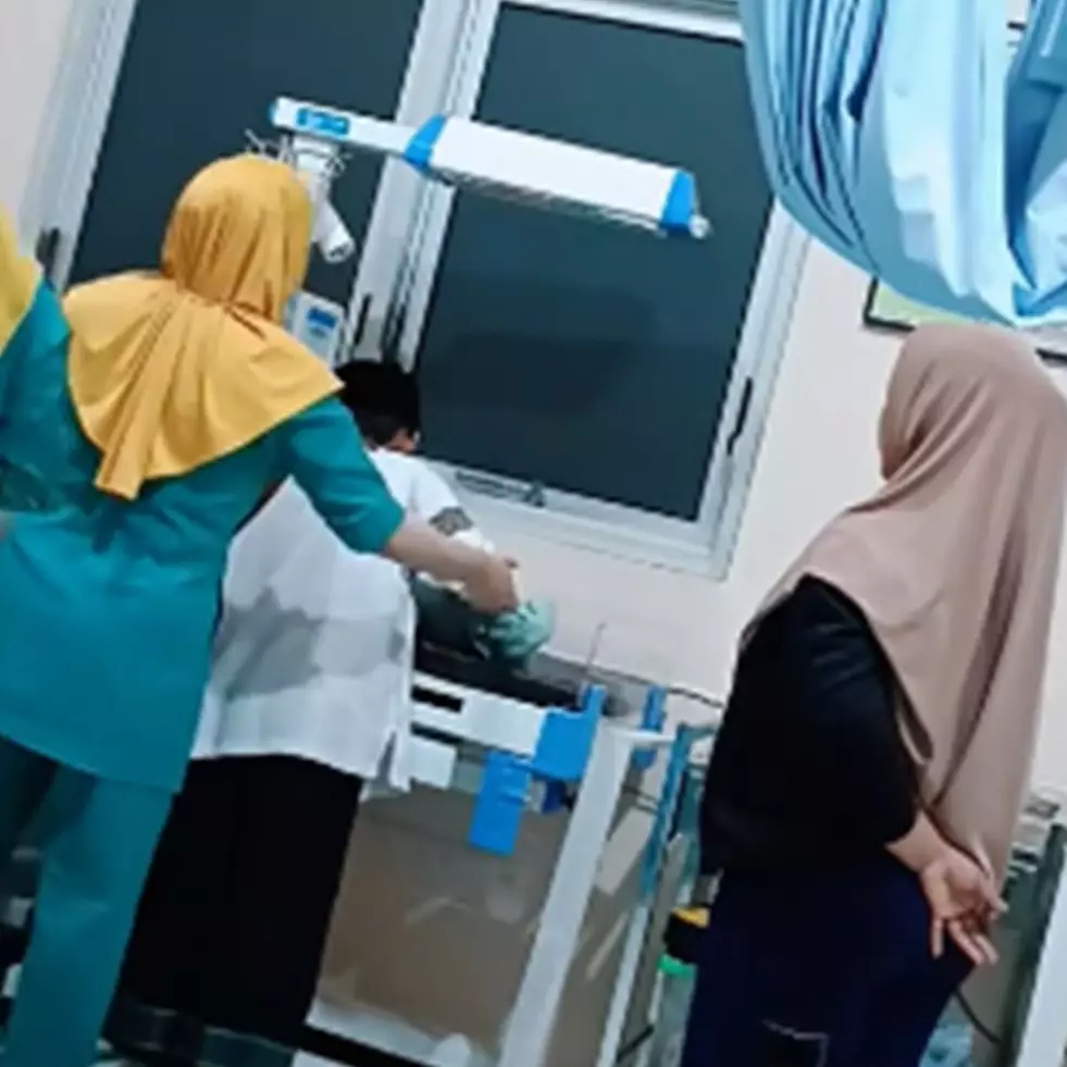 Tak didampingi sosok ayah, momen anak laki-laki lantunkan azan saat adik lahir, bikin air mata netes