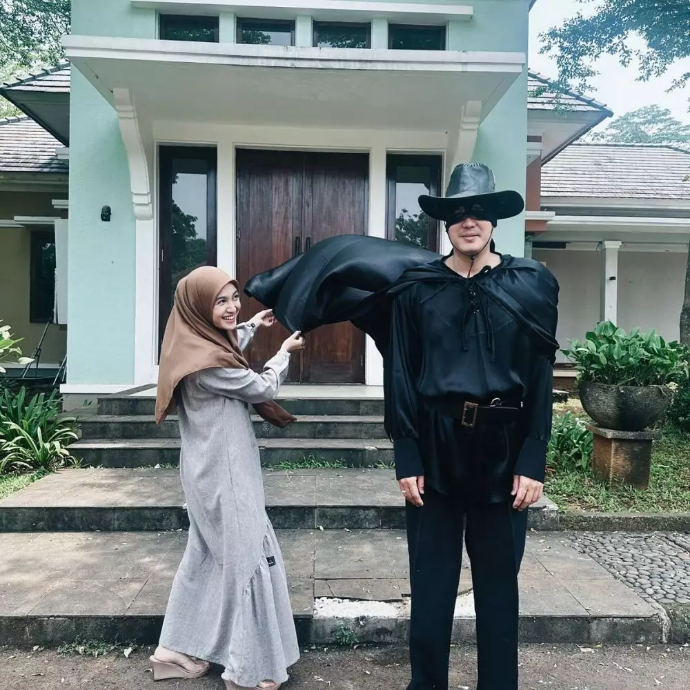 Kedekatannya dengan Mischa Chandrawinata © Instagram