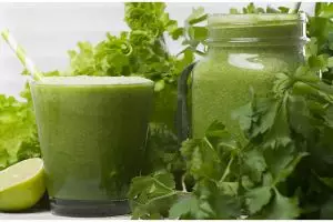 Trik bikin minuman kolagen sendiri di rumah pakai 1 jenis buah, wajah antikeriput di usia 60 tahun