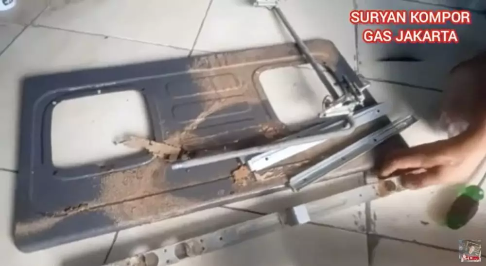 cara membersihkan karat pada bodi kompor pakai sabun colek © YouTube