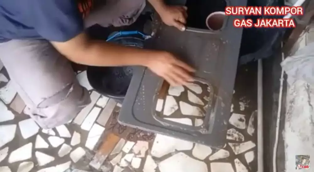 cara membersihkan karat pada bodi kompor pakai sabun colek © YouTube