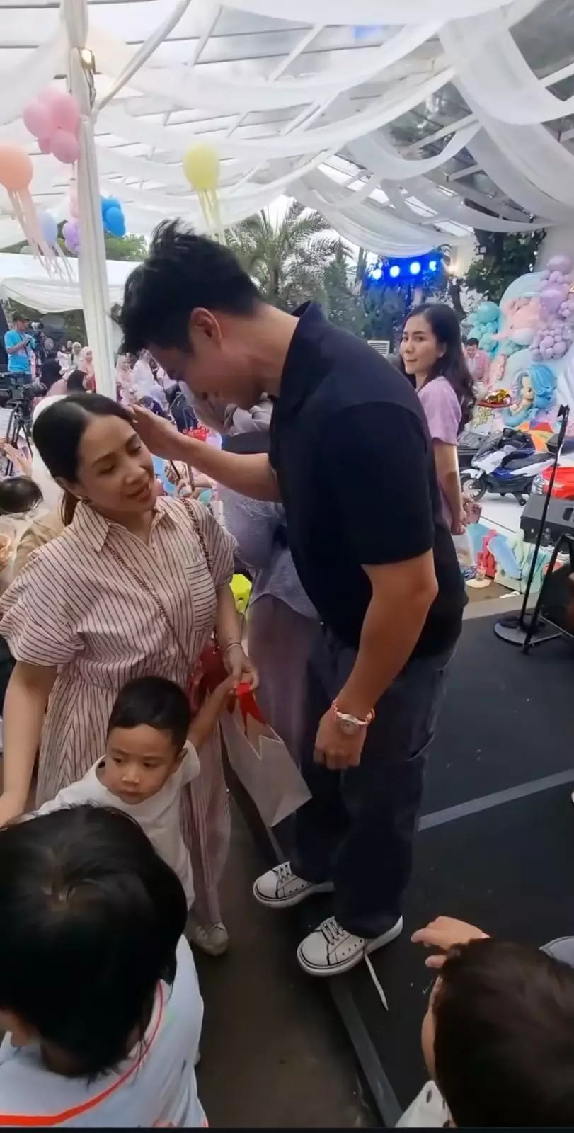 Aksi Baim Wong elus kepala Nagita © Instagram