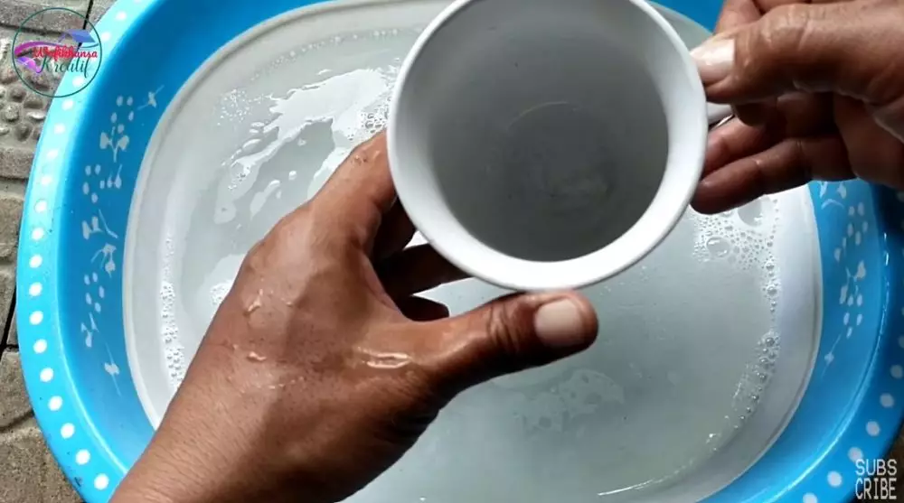 trik membersihkan kerak teh pakai sabun cuci piring © YouTube