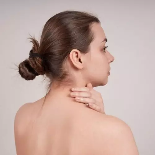 Pasta gigi dicampur 2 bahan dapur ini bisa atasi leher hitam dan belang, begini cara menerapkannya