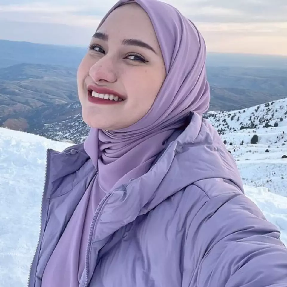Nadzira Shafa kaget bertemu tour guide mirip Ameer Azzikra saat liburan di Uzbekistan, ini 6 momennya