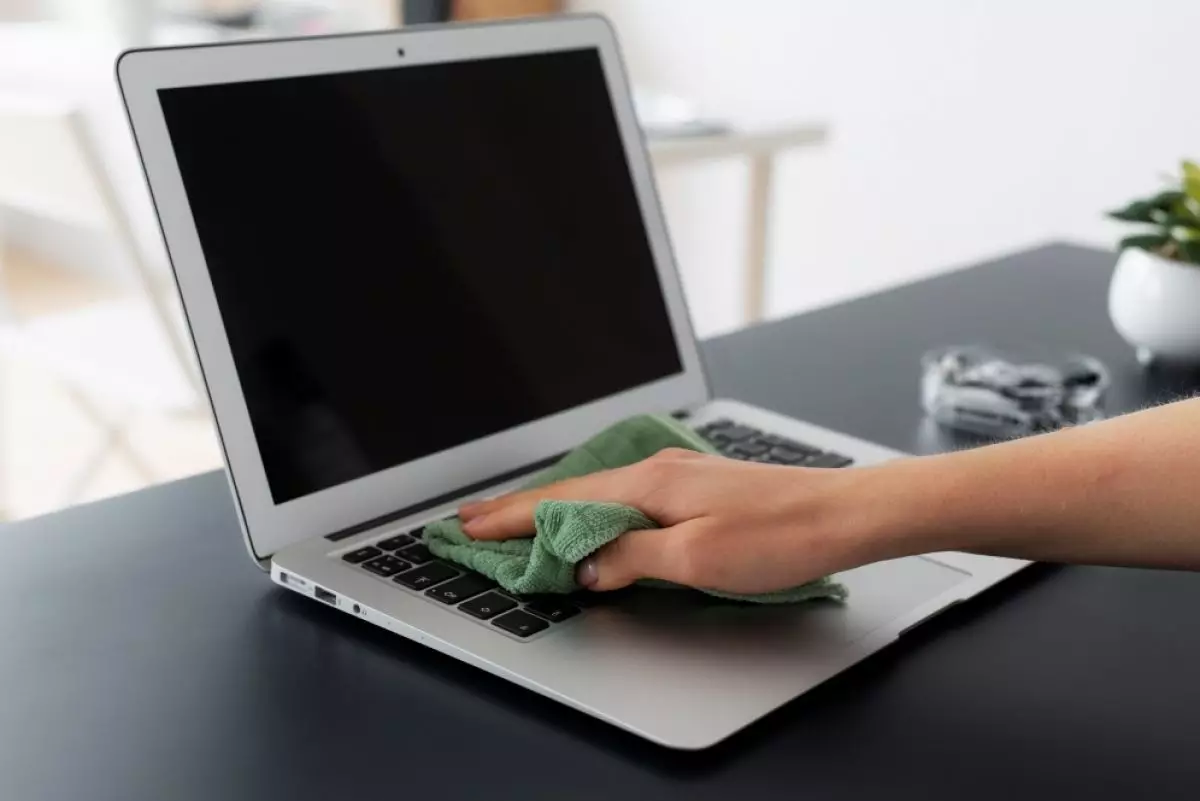 Cara membersihkan laptop untuk membantu mengatasi masalah panas berlebih