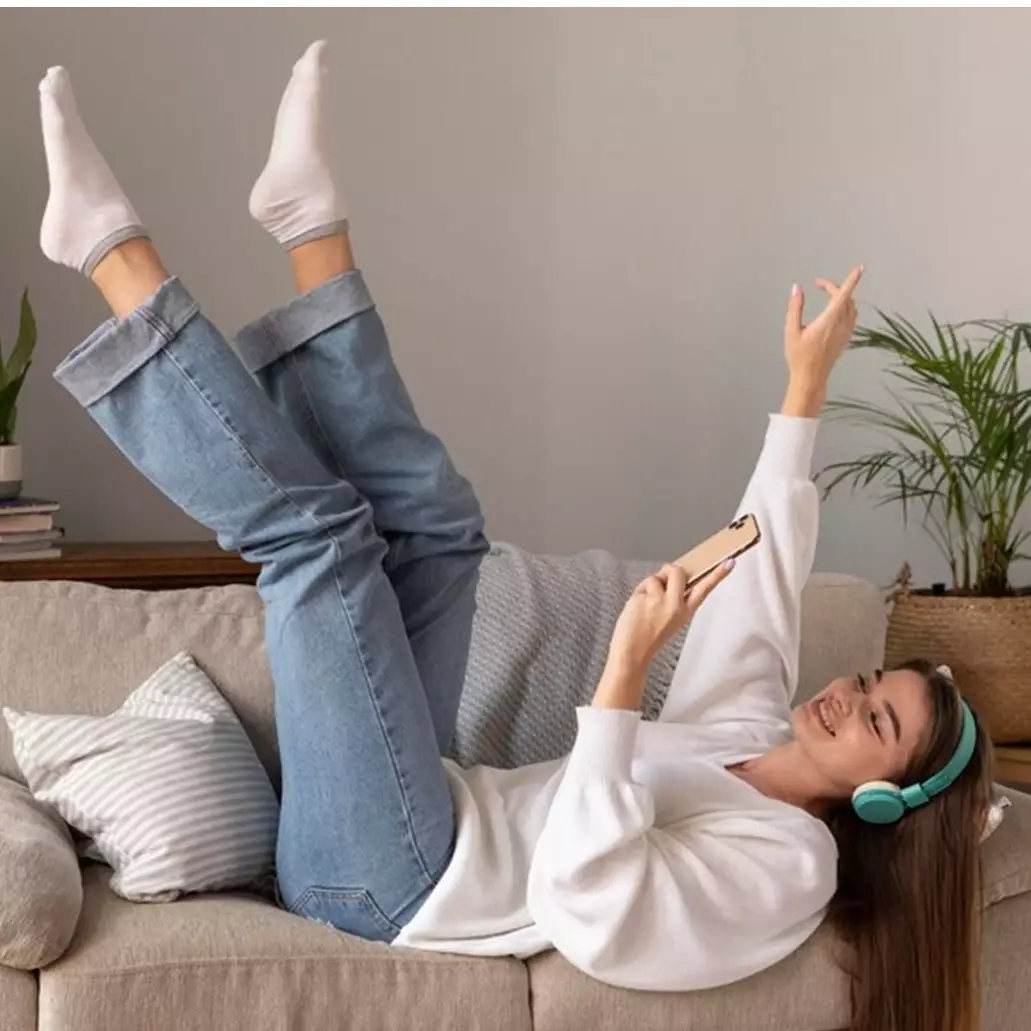 8 Makna mitos menekuk 2 kaki ke atas saat berbaring, konon bisa sebabkan orang tua meninggal