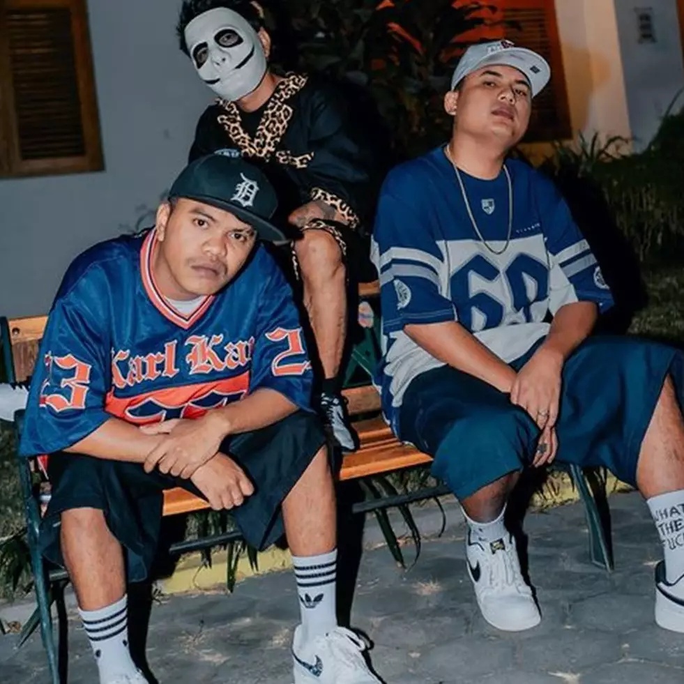 Momen NDX AKA berikan kue dari fans ke penonton viral hingga disentil netizen, begini klarifikasinya