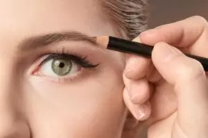 Nggak cuma untuk rapikan alis, ini fungsi lain eyebrow pencil yang tak banyak orang tahu