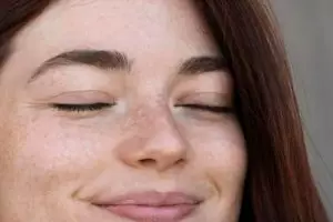 Cara pudarkan flek hitam akibat sinar matahari tanpa perlu laser, cuma andalkan 1 jenis bahan pemanis