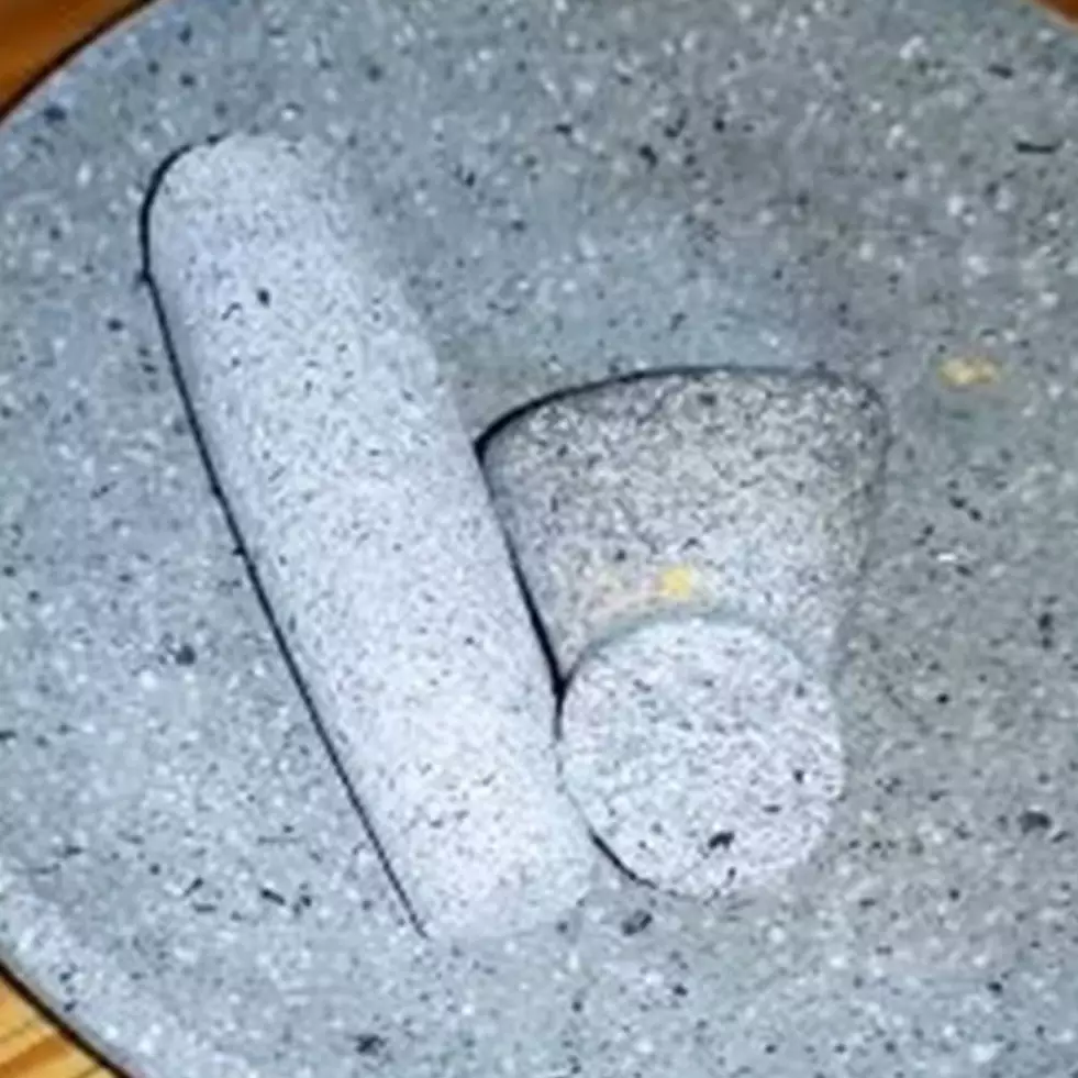 Jangan buru-buru dibuang, begini cara memperbaiki ulekan cobek batu yang patah