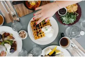 Cara ampuh usir lalat di meja makan, cuma pakai satu bahan alami yang mudah didapat