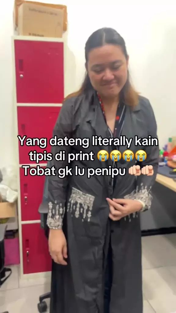 Momen wanita beli baju online © 2024 TikTok