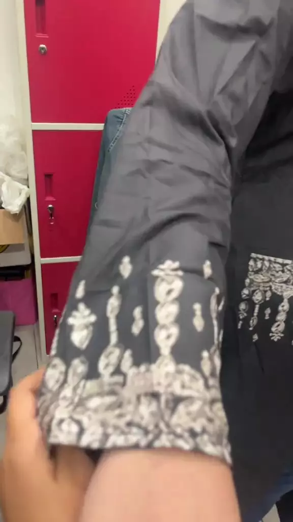 Momen wanita beli baju online © 2024 TikTok