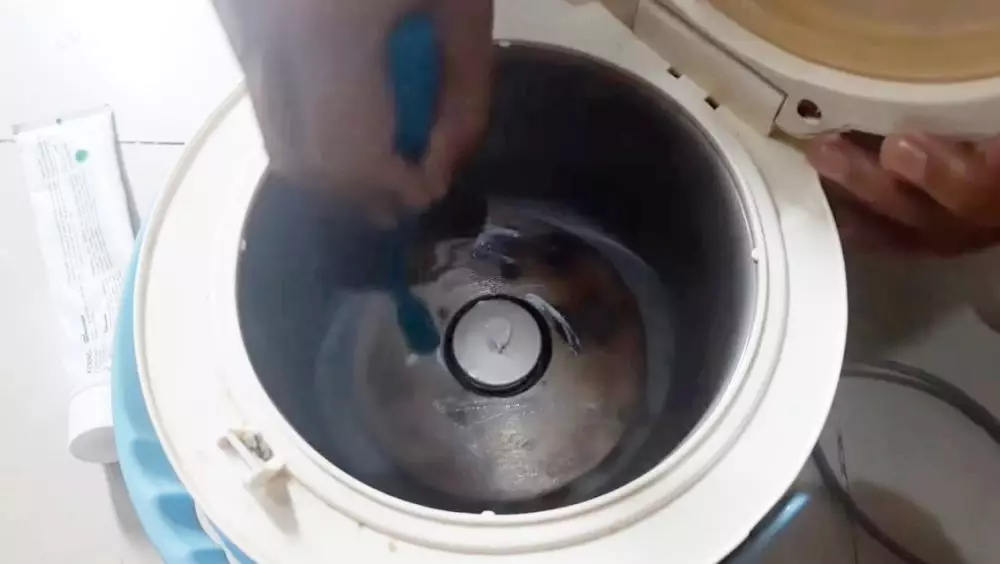 Cara mengangkat kerak dan noda gosong di dasar rice cooker © YouTube