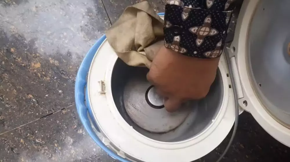 Cara mengangkat kerak dan noda gosong di dasar rice cooker © YouTube