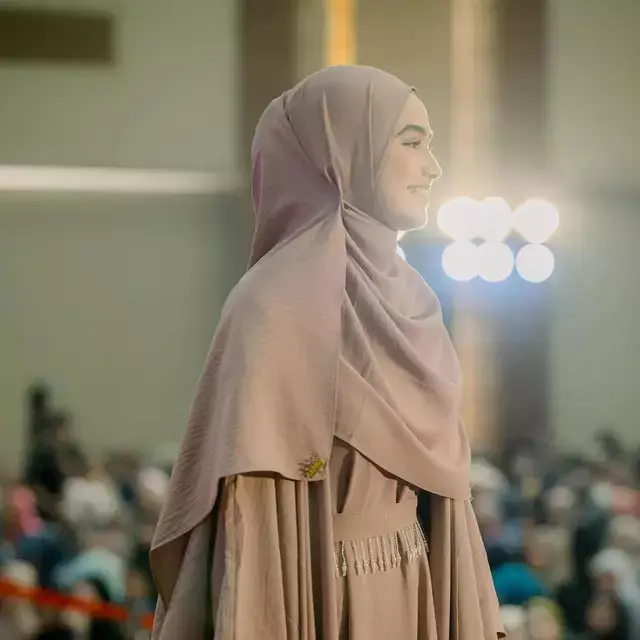 Perankan wanita berhijab di sinetron, 7 gaya hijab Syifa Hadju ini simpel tapi tetap stylish © 2024 brilio.net Perankan wanita berhijab di sinetron, 7 gaya hijab Syifa Hadju ini simpel tapi tetap stylish © 2024 brilio.net