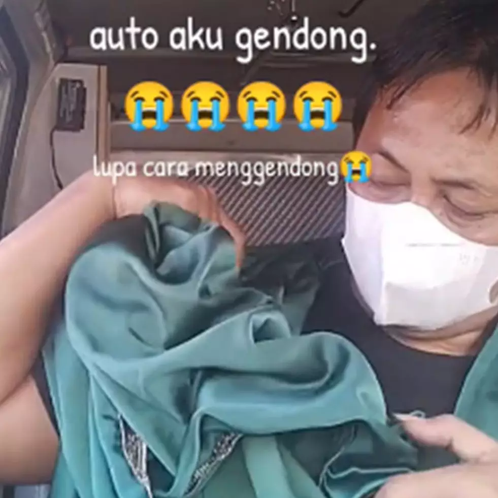 Tak ada keluarga yang menjemput, momen sopir ambulans bawa jenazah bayi ini bikin pilu