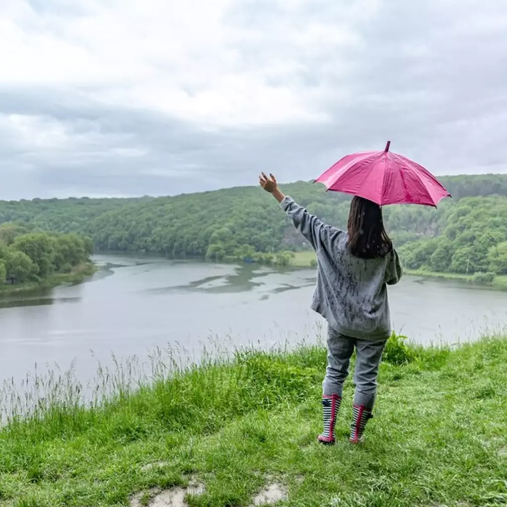 Cuaca ekstrem berpotensi terjadi saat Natal dan Tahun Baru 2025, 7 Tips aman liburan saat musim hujan