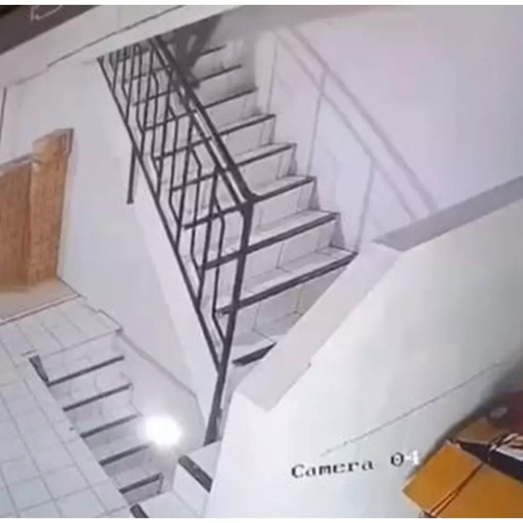 Desain tangga rumah ini menantang abis, yang lewat harus hati-hati, salah pijakan nyawa taruhannya