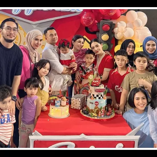 Diberi kejutan ugly cake, 5 potret kue ulang tahun Rayyanza yang ke-3 ini unik bertema Cars