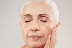 Trik kencangkan wajah kendur pakai 2 bahan dapur, ampuh bikin wajah umur 50 jadi tampak 30 tahun