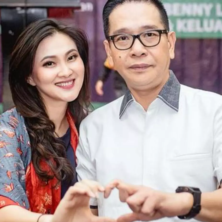 Momen pilu istri Benny Laos, Sherly Tjoanda dampingi detik-detik terakhir sang suami ini bikin nyesek © 2024 brilio.net Momen pilu istri Benny Laos, Sherly Tjoanda dampingi detik-detik terakhir sang suami ini bikin nyesek © 2024 brilio.net