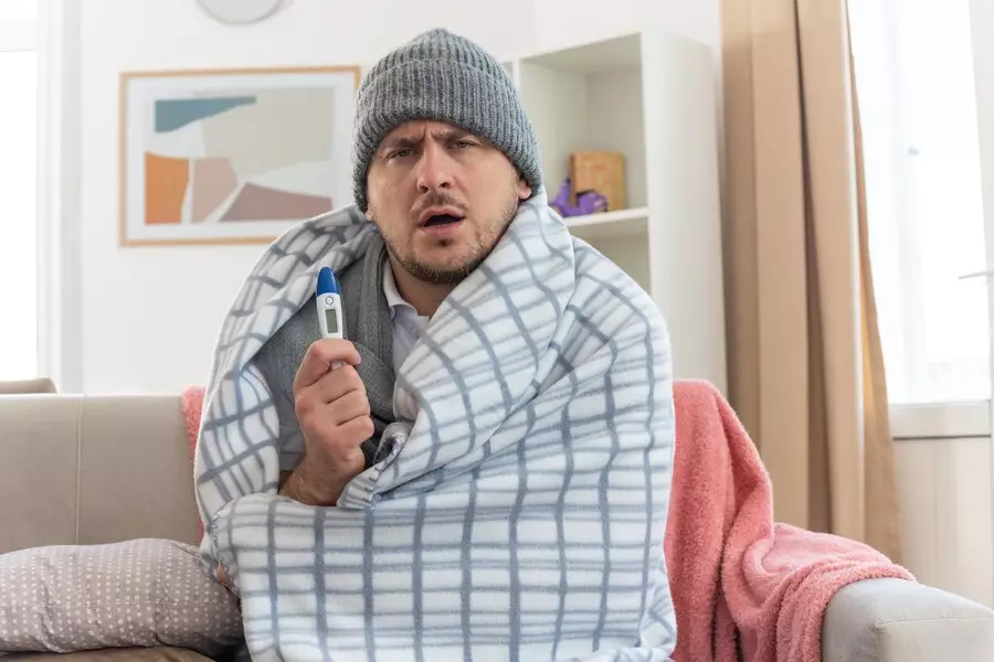 Arti mitos berselimut tebal bisa turunkan demam © 2024 freepik.com