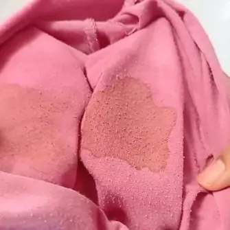 Trik hilangkan noda susu yang mengering di baju agar bersih tanpa bekas, cukup pakai 3 bahan dapur