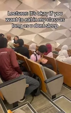 Dibolehin dosen makan selama di kelas © TikTok Dibolehin dosen makan selama di kelas © TikTok