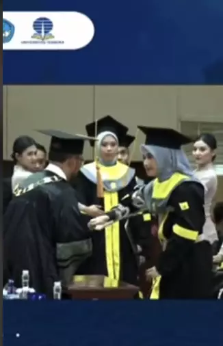 perjuangan wanita jadi sarjana di usia 30 tahun © 2024 TikTok perjuangan wanita jadi sarjana di usia 30 tahun © 2024 TikTok