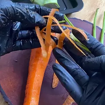 Bukan pakai peeler atau pisau, ini cara cepat mengupas wortel agar dagingnya tak banyak terbuang
