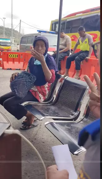 Kisah haru ibu terlantar di pelabuhan merak © 2024 TikTok