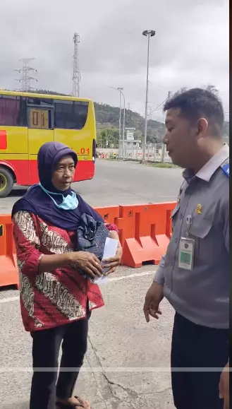 Kisah haru ibu terlantar di pelabuhan merak © 2024 TikTok