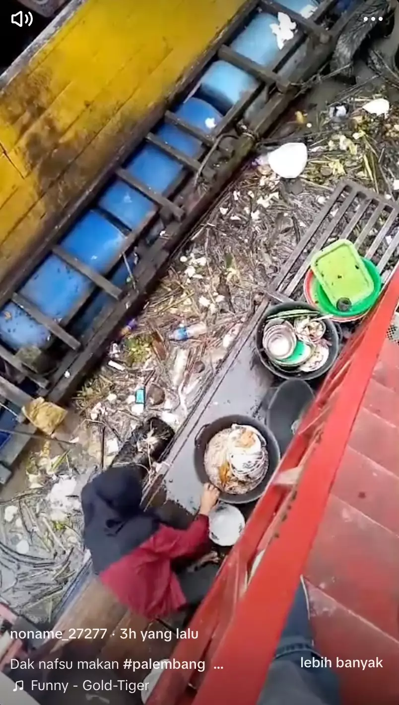 Cuci piring di sungai air kotor © 2024 TikTok Cuci piring di sungai air kotor © 2024 TikTok