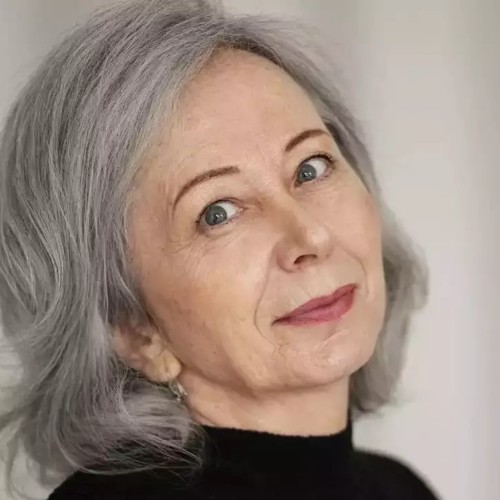 Trik menutupi uban dengan memanfaatkan bubuk minuman, tak perlu cat rambut