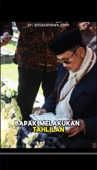Kisah haru di balik syal putih almarhum Bj Habibie berbagai sumber Kisah haru di balik syal putih almarhum Bj Habibie berbagai sumber