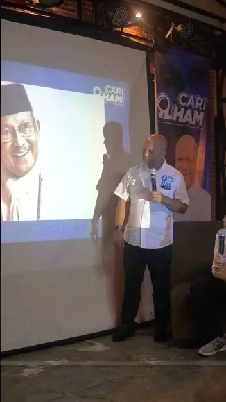 Kisah haru di balik syal putih almarhum Bj Habibie berbagai sumber