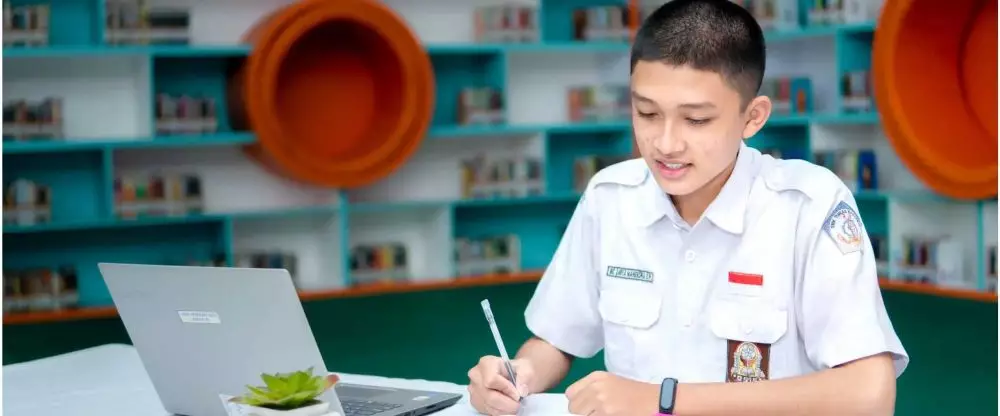 Bagaimana seharusnya industri kerja berkontribusi ke SMK, biar nggak banyak pengangguran di Indonesia © 2024 brilio.net Bagaimana seharusnya industri kerja berkontribusi ke SMK, biar nggak banyak pengangguran di Indonesia © 2024 brilio.net