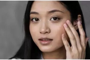 Trik pudarkan flek hitam di wajah, cuma pakai 1 bahan makanan hasilnya langsung terlihat