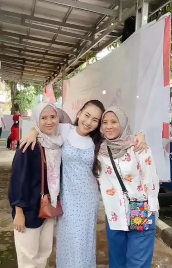 Sikap Ayu Ting-Ting saat ketemu teman SD banjir pujian Berbagai sumber Sikap Ayu Ting-Ting saat ketemu teman SD banjir pujian Berbagai sumber