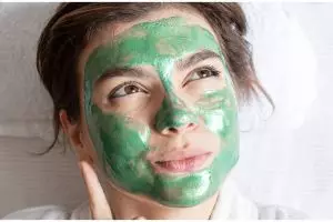 Trik hilangkan flek hitam akibat penuaan, langsung tampak muda cuma andalkan 1 sayuran