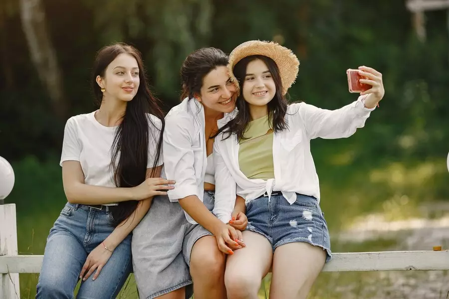 Arti mitos larangan foto bertiga © 2024 freepik.com Arti mitos larangan foto bertiga © 2024 freepik.com