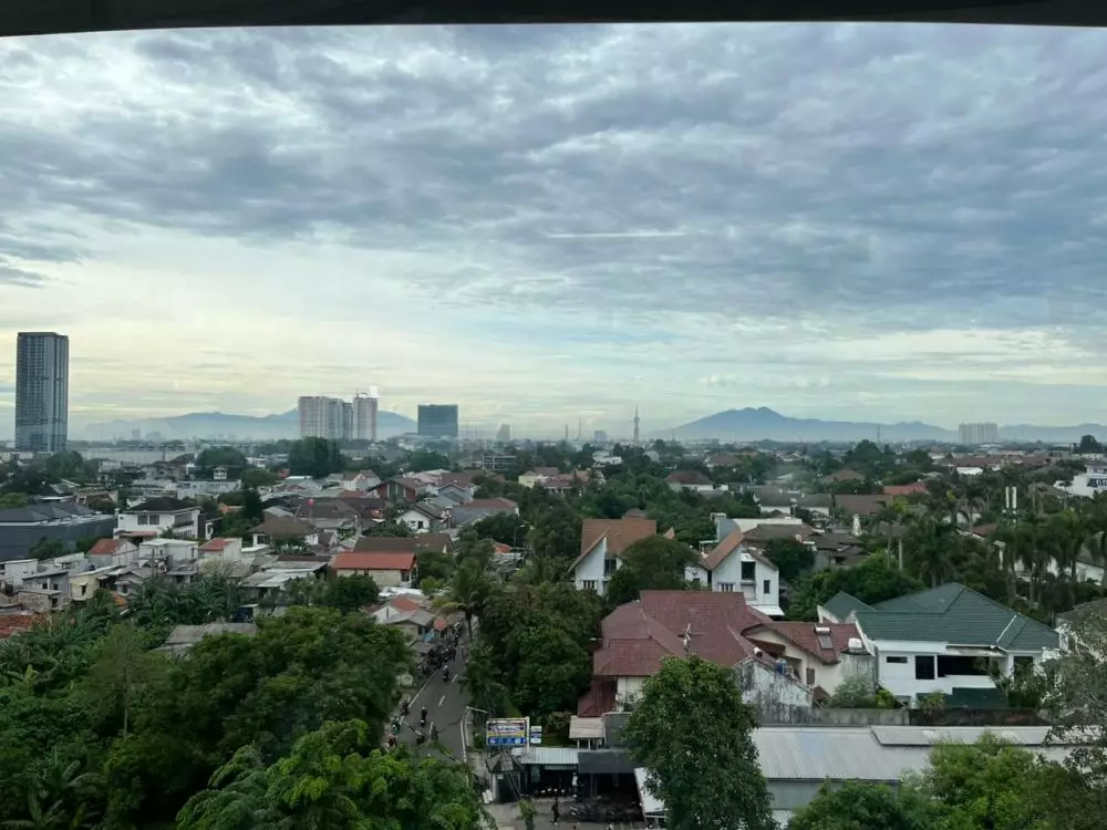 Fenomena langit biru di Jakarta © 2024 X