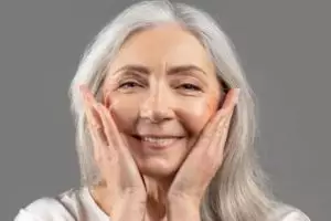 Trik kencangkan wajah kendur pakai 1 jenis daun, ampuh bikin umur 50 jadi tampak 20 tahun lebih muda