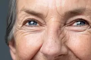 Cara pudarkan wajah penuh garis halus tanpa masker, ampuh cuma andalkan 1 bahan minuman